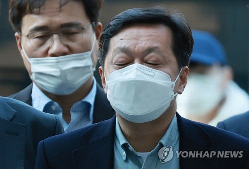 정진상 전 더불어민주당 대표실 정무조정실장이 2022년 11월 18일 서초구 서울중앙지방법원에서 열린 구속 전 피의자 심문(영장실질심사)에 출석하며 취재진의 질문을 받으며 눈을 지그시 감고 있다. [연합뉴스 자료사진]